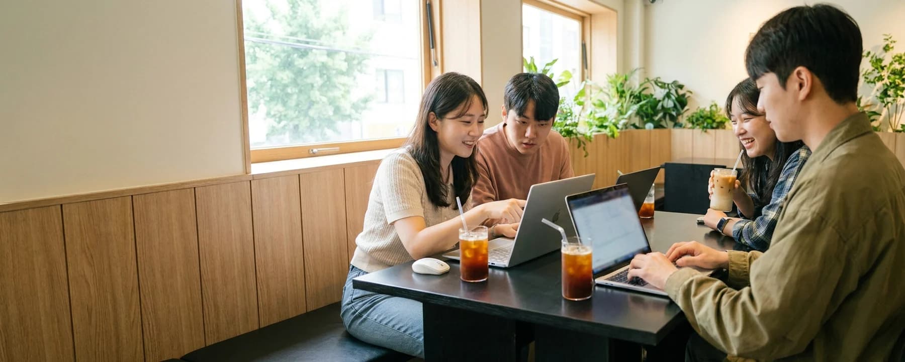 코워크루 AI 코워킹 모임에서 노트북을 펴고 AI를 쓰는 크루들